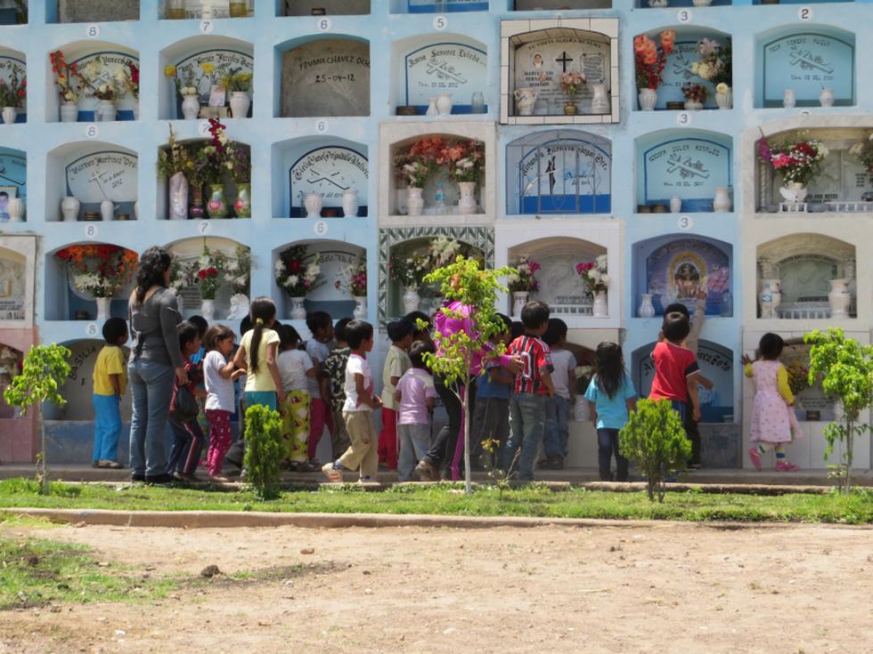 Miles de personas visitan a sus seres queridos en cementerios de Huanta (Fotos)