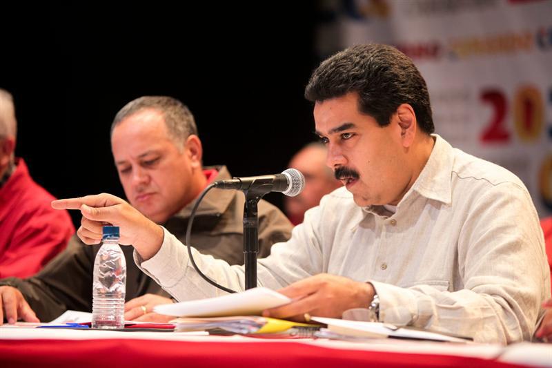 Maduro dice que no hay un "gobiernito" y admite que es golpe duro la salud de Chávez