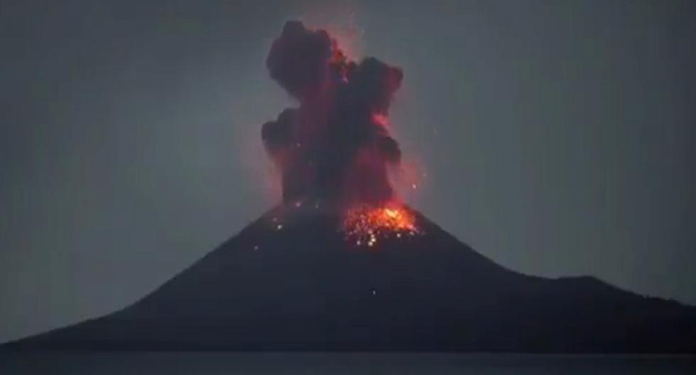 Imágenes del Centro de Vulcanología y Mitigación de Desastres Geológicos de Indonesia mostraron destellos de lava el viernes en la noche. (Captura de video).