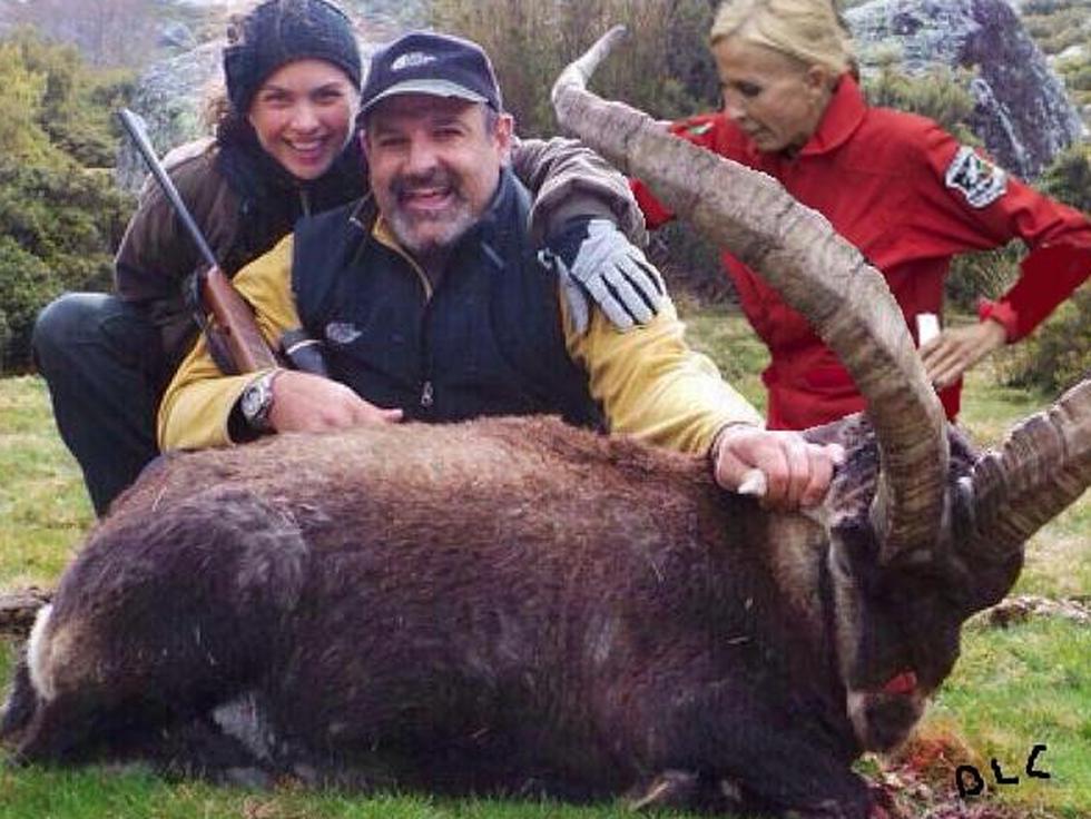 Con memes critican a Lucero por tomarse fotos con un animal cazado