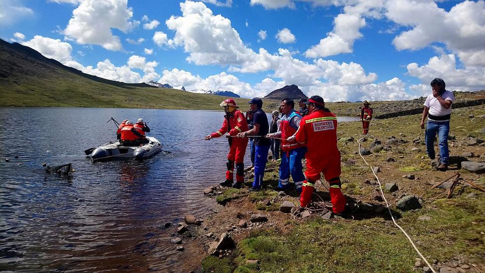 ​Sacan dos cadáveres más de laguna, que se convirtió en tumba de familia