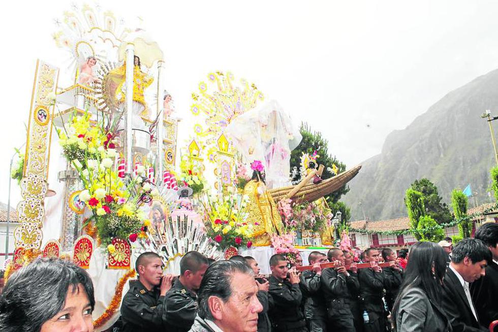 Feligreses acompañan a los negritos en plena lluvia