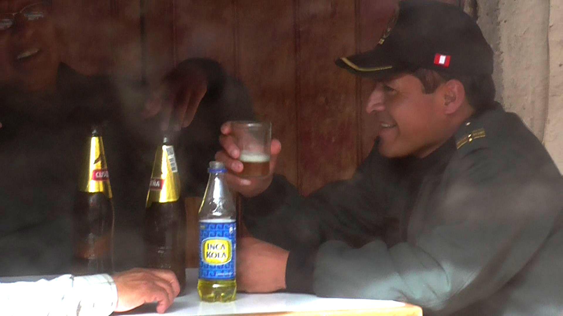 Cusco: Policías son captados bebiendo cerveza en cantina