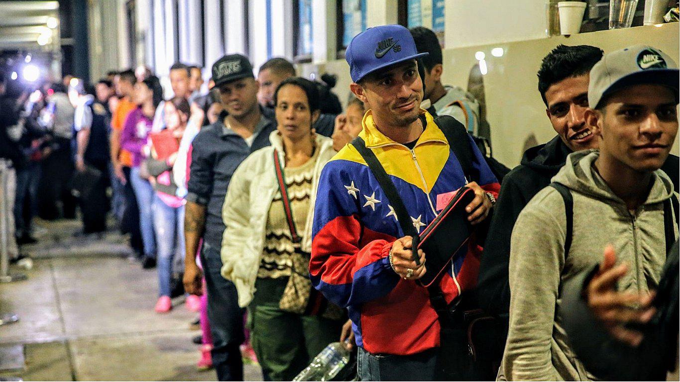 Decenas de venezolanos esperan vuelo de retorno a su país