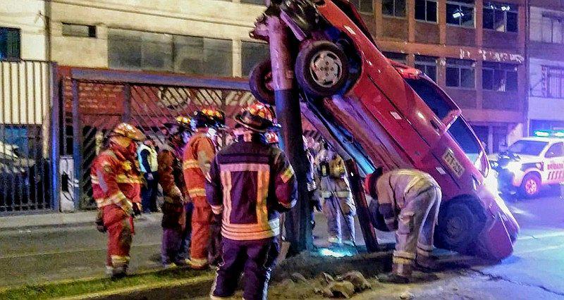 Surco: taxista resultó herido tras aparatoso accidente (VIDEO)