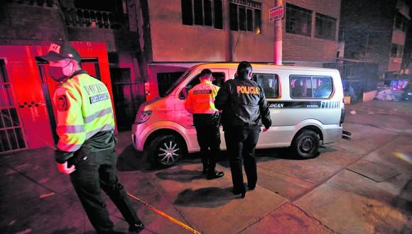 Asesinan a dos  personas dentro de minivan. ocurrio en el paradero 5 de la avenida huascar en san juan de lurigancho