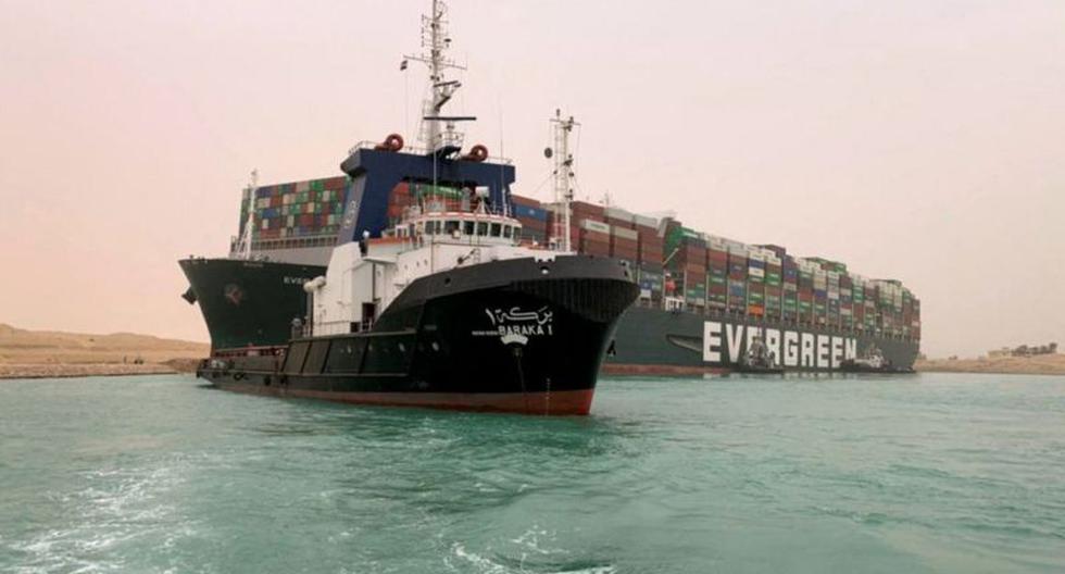 El buque Ever Given (de la empresa Evergreen) está atascado desde el martes en el Canal de Suez, impidiendo el flujo habitual de navíos por el mismo. (Getty Images).