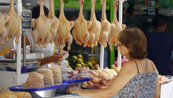 El valor del pollo ha registrado una caída sostenida en las últimas sostenidas, luego de haberse cotizado hasta los S/ 8.50 por kilo tras la inflación temporal. (Foto: GEC)