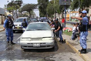 Trujillo: Se incendia un auto en avenida Húsares de Junín