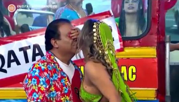 Larissa Riquelme besó a Manolo Rojas. (Foto: Captura América TV).