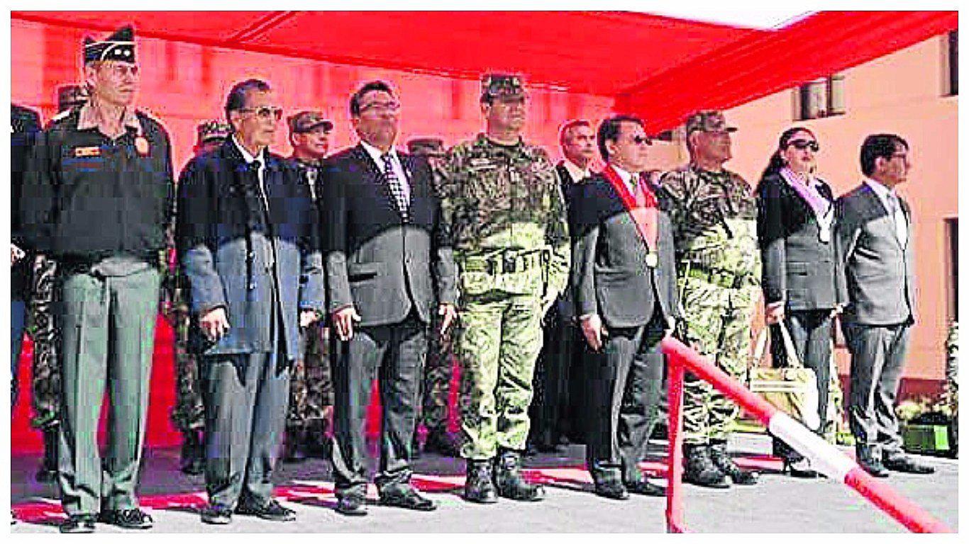 ​En ceremonia comandante del Ejército Peruano recibe reconocimiento