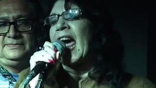Poeta interrumpe recital para mentar la madre a asistente (VIDEO)