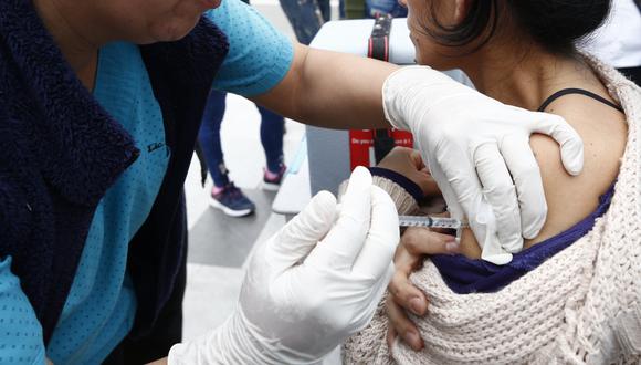 Una mujer siendo vacunada por personal de salud. | Foto: GEC