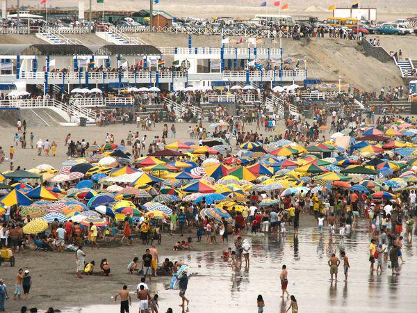 Miles de veraneantes contaminan playa Pozo de Lisas