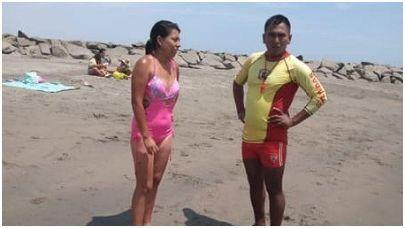 Salvavidas rescatan a bañista de la playa Las Delicias 