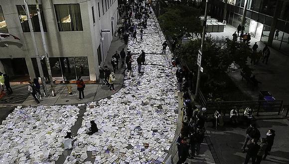 Manifestación artística abarrota calle de Toronto con 10.000 libros [FOTOS]