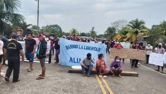 San Martín: Cientos de pobladores bloquean con palos y piedras la carretera Yurimaguas-Tarapoto para exigir la construcción de un colegio. (Foto: El Cazador de Noticias)