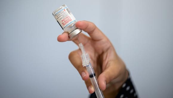 Personal médico prepara una jeringa con un frasco de la vacuna Moderna Covid-19 en una clínica de Nueva York, Estados Unidos. (Angela Weiss / AFP).