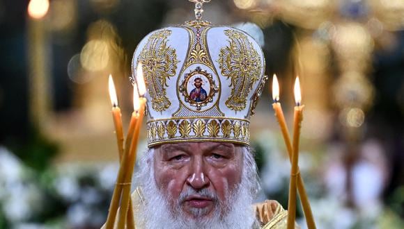 El patriarca ruso Kirill celebra un servicio de Navidad en la catedral de Cristo Salvador en Moscú, a última hora del 6 de enero de 2022. (Foto: Kirill KUDRYAVTSEV / AFP)