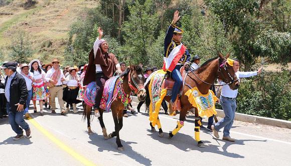 ​Gobernador llega a poblado vestido de Andres A. Cáceres y le regalan un caballo