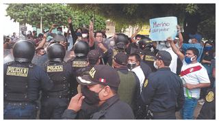 Pobladores se enfrentan a policías en el centro de Piura