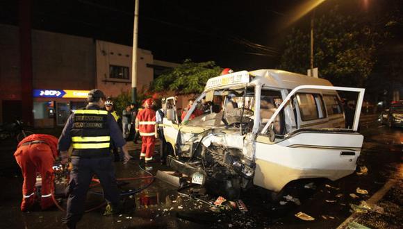 Volcadura de combi deja 15 heridos en la Panamericana Sur