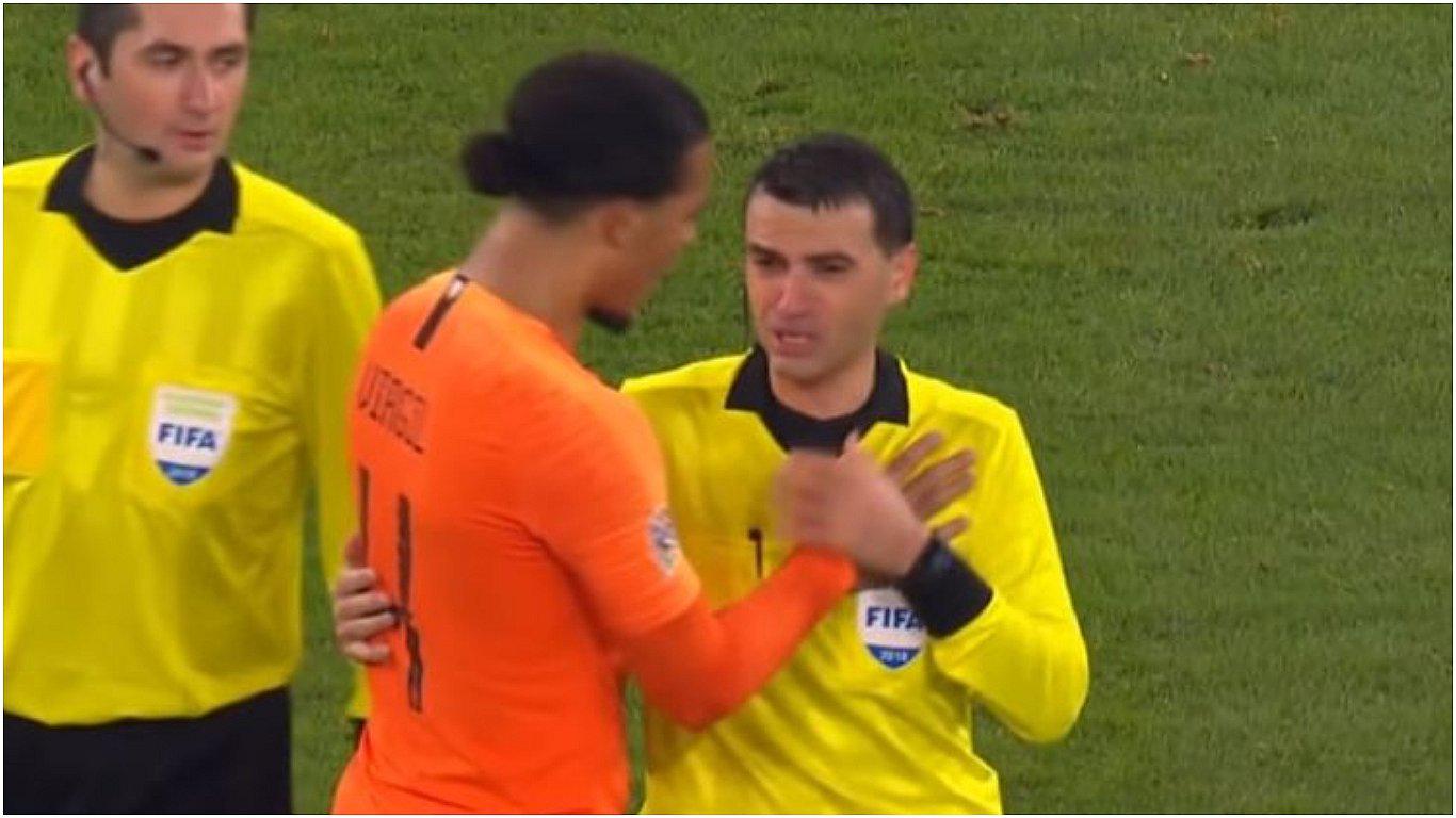 Árbitro se enteró de la muerte de su madre en pleno partido (VIDEO)