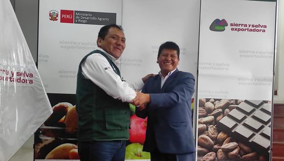 Gobernador regional y el presidente de Sierra Exportadora tras la firma de convenio marco. Foto/Difusión.