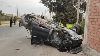 Moquegua: Chofer resulta solo con golpes leves tras derribar dos postes y dar vueltas de campana