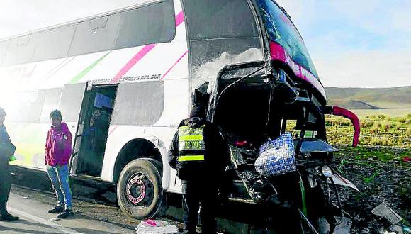 Dueño de camión muere en choque con un ómnibus donde viajaban 51 personas