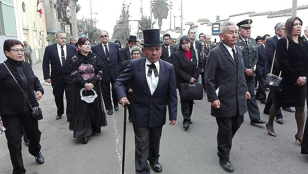 Vistiendo de luto reviven la primera procesión de la bandera en Tacna de 1901