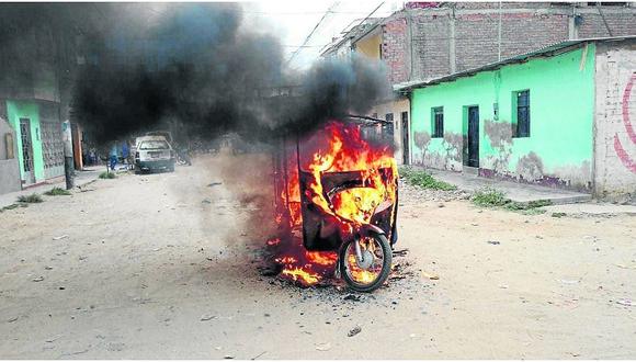 Vecinos queman mototaxi de dos delincuentes