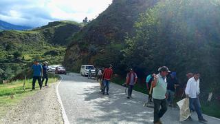 Con picos y palas transportistas mejoran carretera Rancho-Panao, en Huánuco