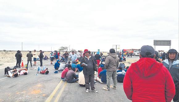 Los hombres de mar bloquearon las vías con ramas, palos y rocas. Los vehículos estuvieron detenidos por varias horas ante el cierre de la carretera. Los manifestantes señalan que de no haber una respuesta a sus exigencias, radicalizarán sus medidas de fuerza.