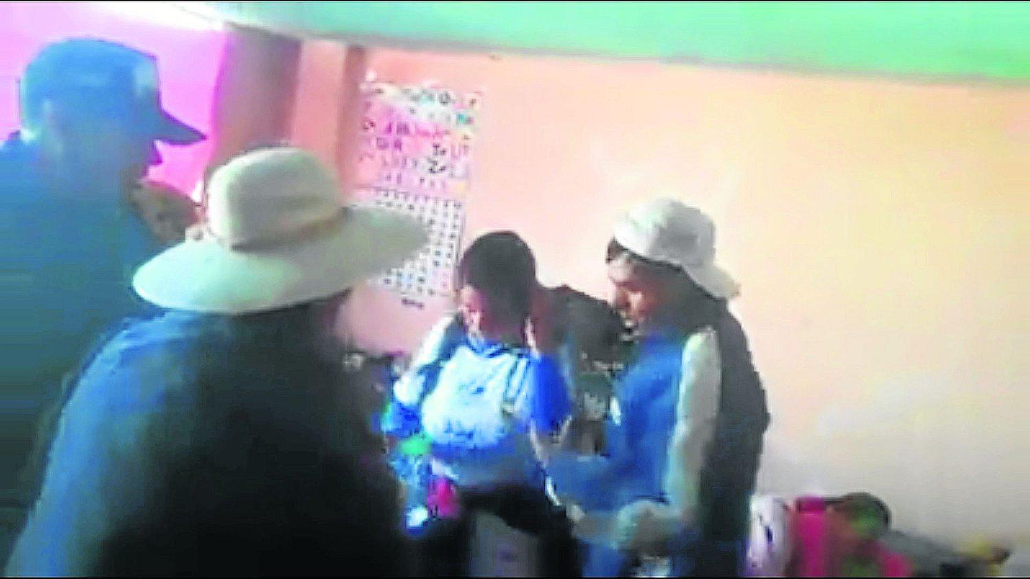 ​Sorprenden a 3 colegialas consumiendo licor y en plena orgía con 4 varones