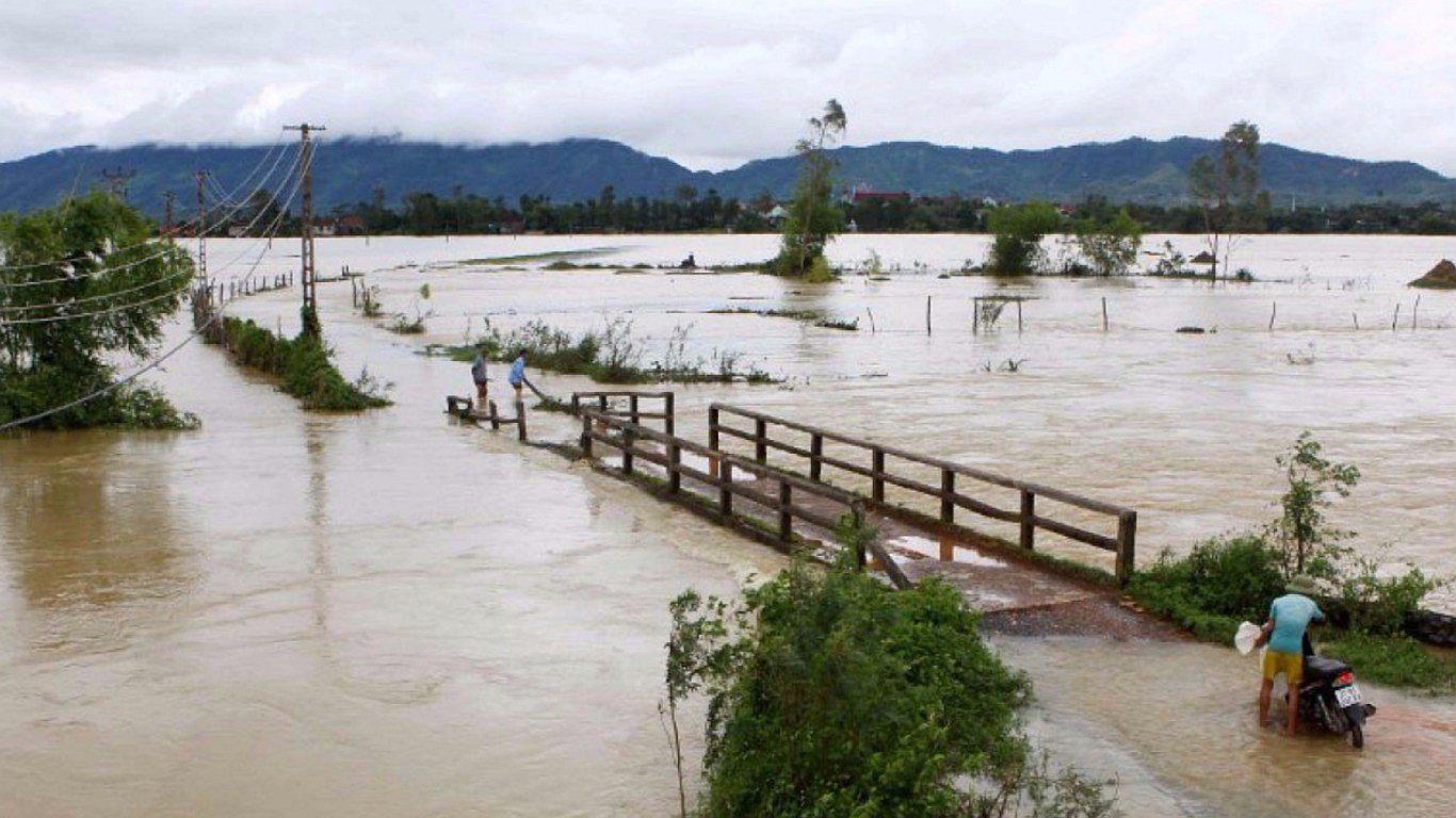 Aluviones y deslaves arrasan pueblos en Vietnam: 37 muertos y 40 desaparecidos (VIDEO)