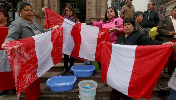 Maestros lavan banderas y aseguran que escolares no desfilarán por Fiestas Patrias
