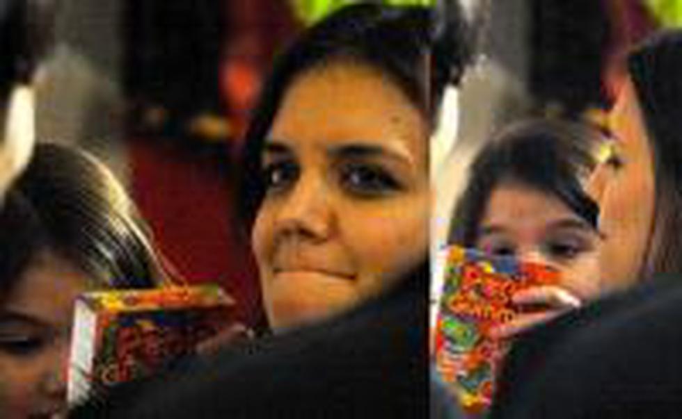 Hija de Tom Cruise come golosinas en forma de pene