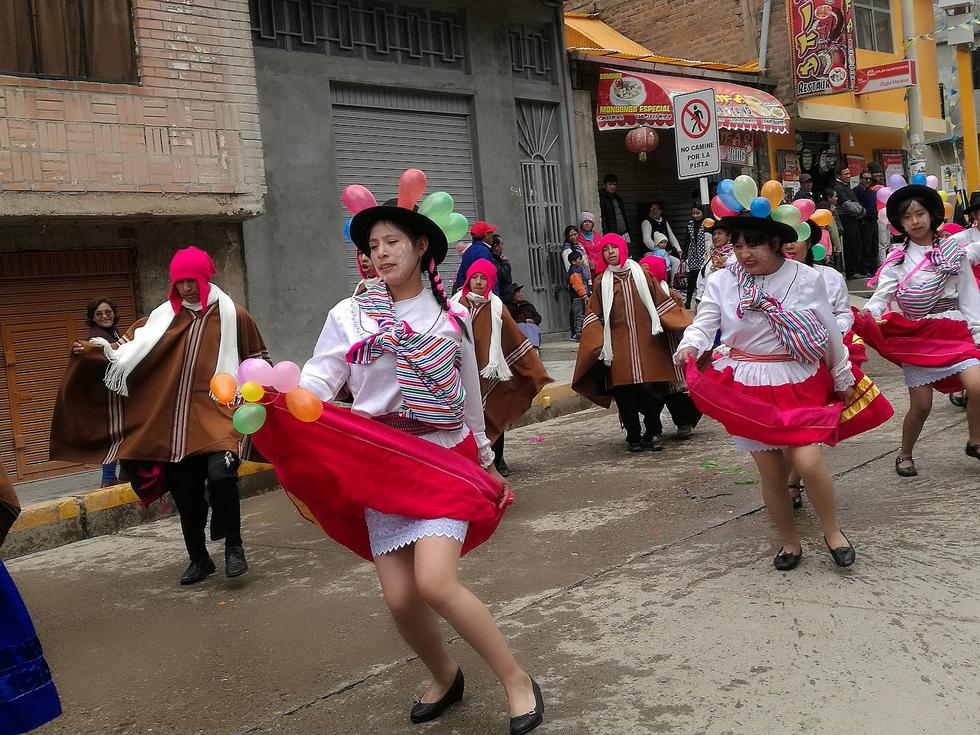 Danzantes hacen gozar a rabiar a huancavelicanos