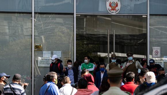 Un centenar de peruanos se instalaron este jueves afuera del consulado de su país en la capital de Chile en busca de ser repatriados. (Foto: AFP)