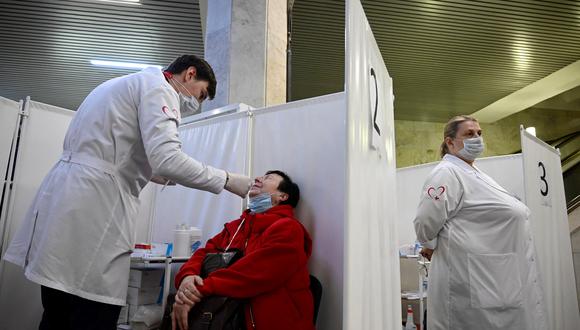 Una mujer se somete a una prueba rápida y gratuita de antígenos para la enfermedad del coronavirus (Covid-19) en un centro de pruebas en una estación de metro de Moscú (Foto: Natalia KOLESNIKOVA / AFP)