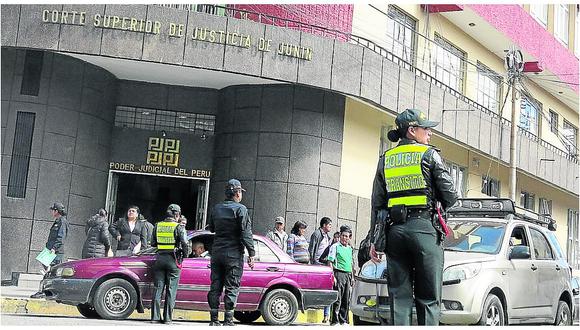 ​Policías imponen papeletas frente a Poder Judicial