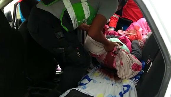 Mujer alumbra a su primer bebé  en el interior de un patrullero