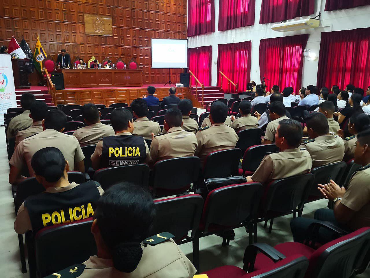 Capacitan a agentes involucrados en la lucha contra la violencia a la mujer y la familia