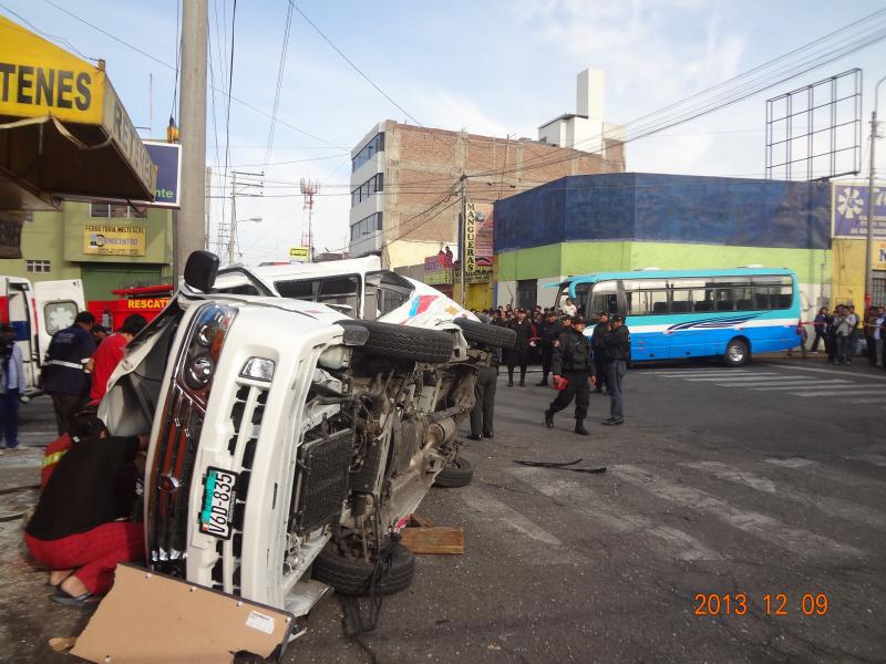 Un universitario y dos obreros mueren en accidente de tránsito