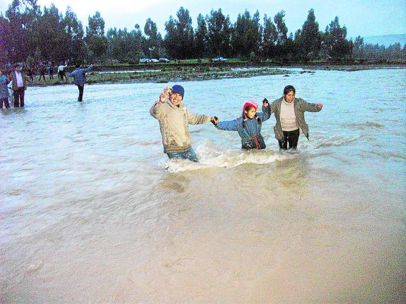 Pobladores preparan Takanacuy sobre aguas del río Yacus