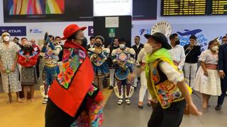 Reciben y despiden a viajeros en el aeropuerto Jorge Chávez con danzas típicas (VIDEO)