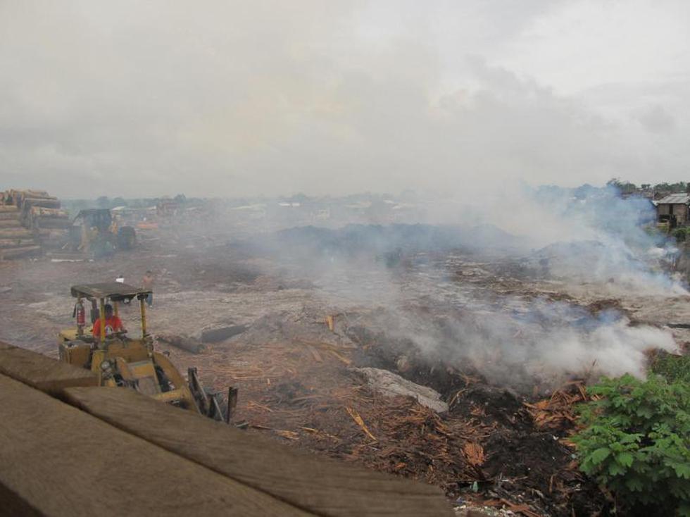 Iquitos: bomberos luchan por sofocar incendio provocado por drogadictos