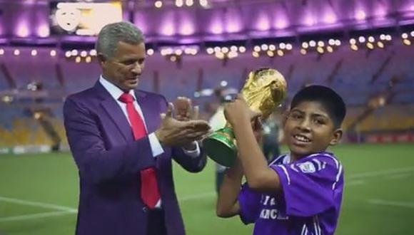 Brasil 2014: Niño peruano que venció al cáncer recibe la Copa del mundo (VIDEO)