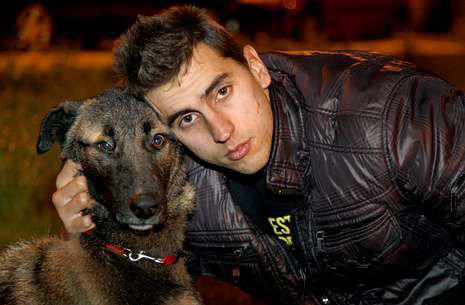 Joven salva a perra abandonada en río con las patas atadas